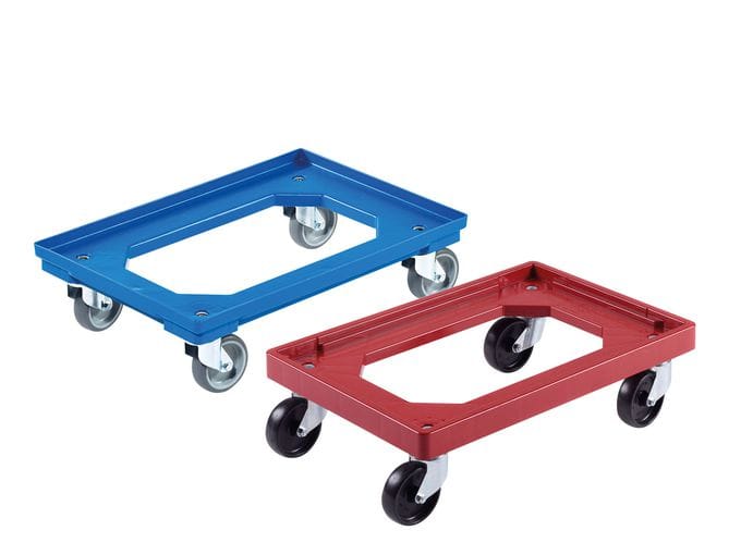 Zwei farbige Transportroller aus Kunststoff, in Blau und Rot, jeweils mit vier Rollen – ideal für den flexiblen Transport von Eurobehältern im Lager oder Versand.